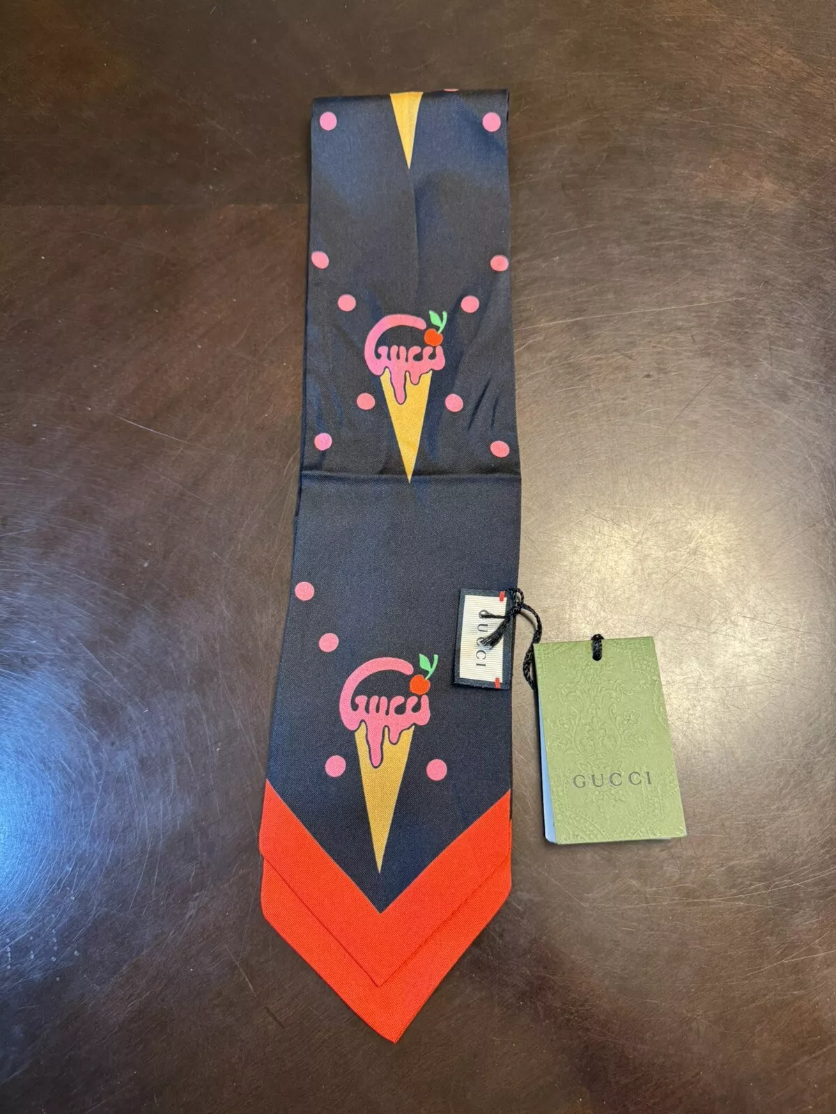 Foulard nœud col logo crème glacée Gucci noir rose neuf authentique