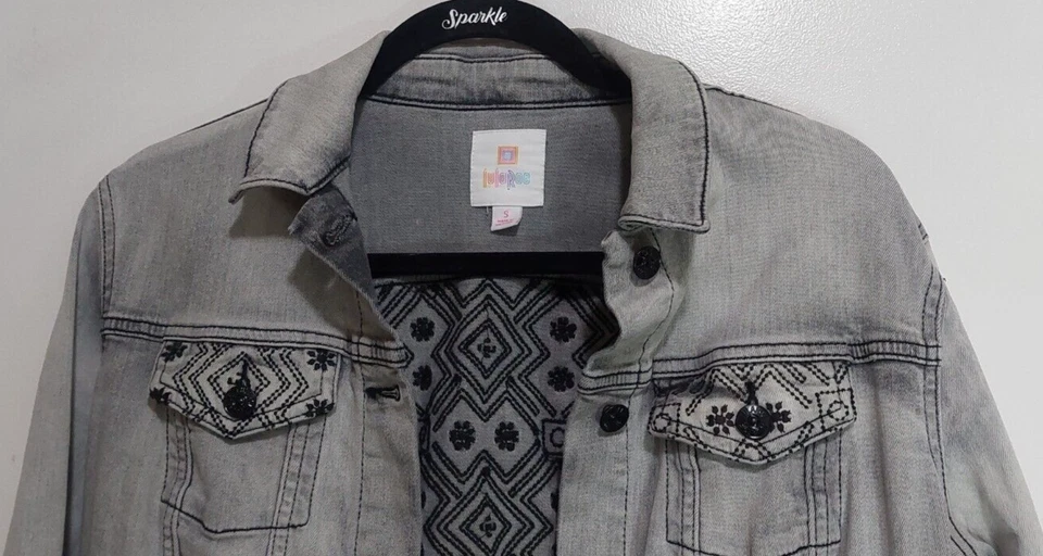 Chaqueta vaquera corta para mujer talla S Lularoe gris claro con bordado negro Foto 2 de 4