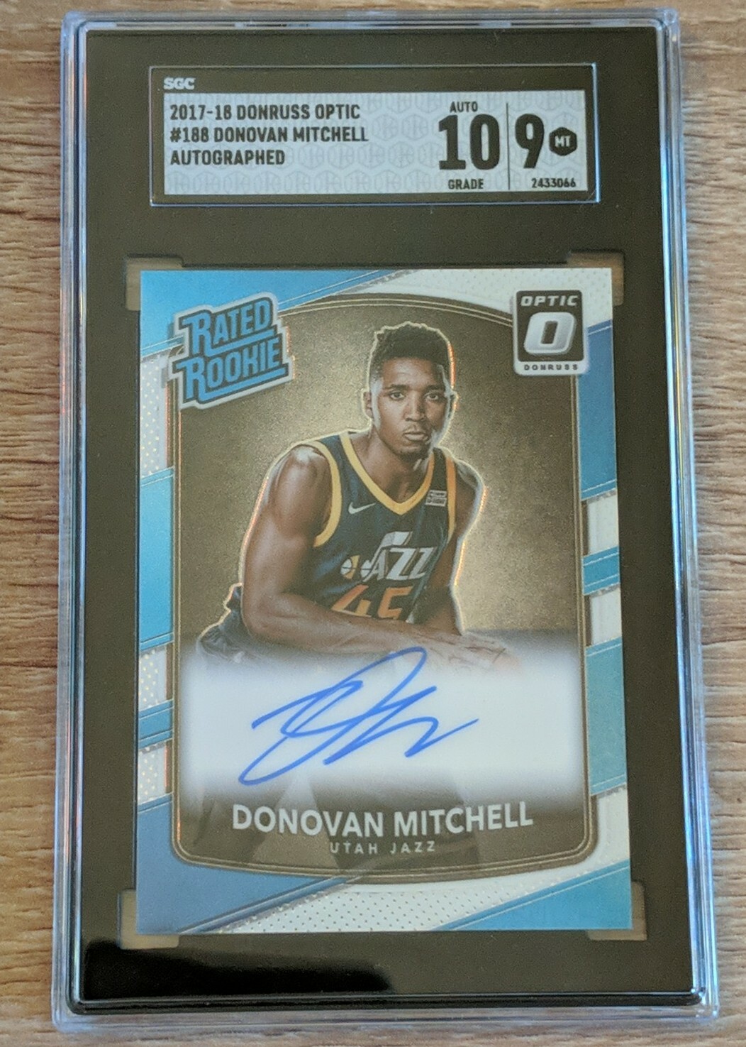 2017 OPTIC AUTOGRAPH #188 DONOVAN MITCHELL AUTO ROOKIE SGC 9/10