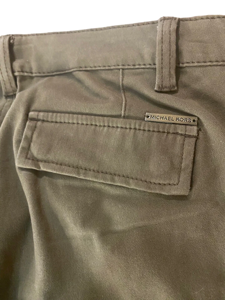 Pantalones para mujer Michael Kors talla 2 verde militar con cremallera bolsillos y piernas Foto 3 de 4