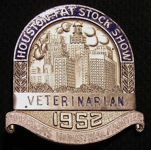 VTG 1952 HOUSTON FAT STOCK SHOW VETERINARIAN BADGE - TX TEXAS LIVESTOCK RODEO