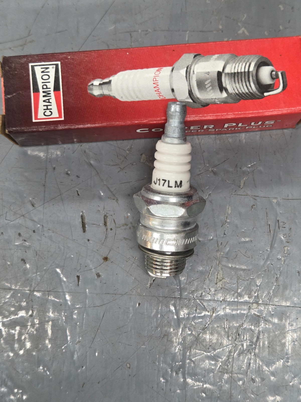 CHAMPION Spark plug J17LM