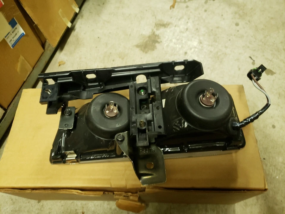 CONJUNTO DE FAROL COMPLETO NOVO NA CAIXA GM 16520998 DESTRO PARA 93-96 Buick Park Ave 16512992 - Imagem 3 de 4