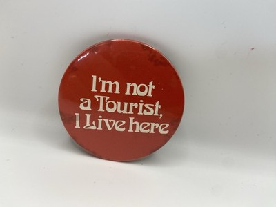 VINTAGE I M NOT A TOURIST I LIVE HERE BADGE PIN RARE FUNNY COLLECTABLE