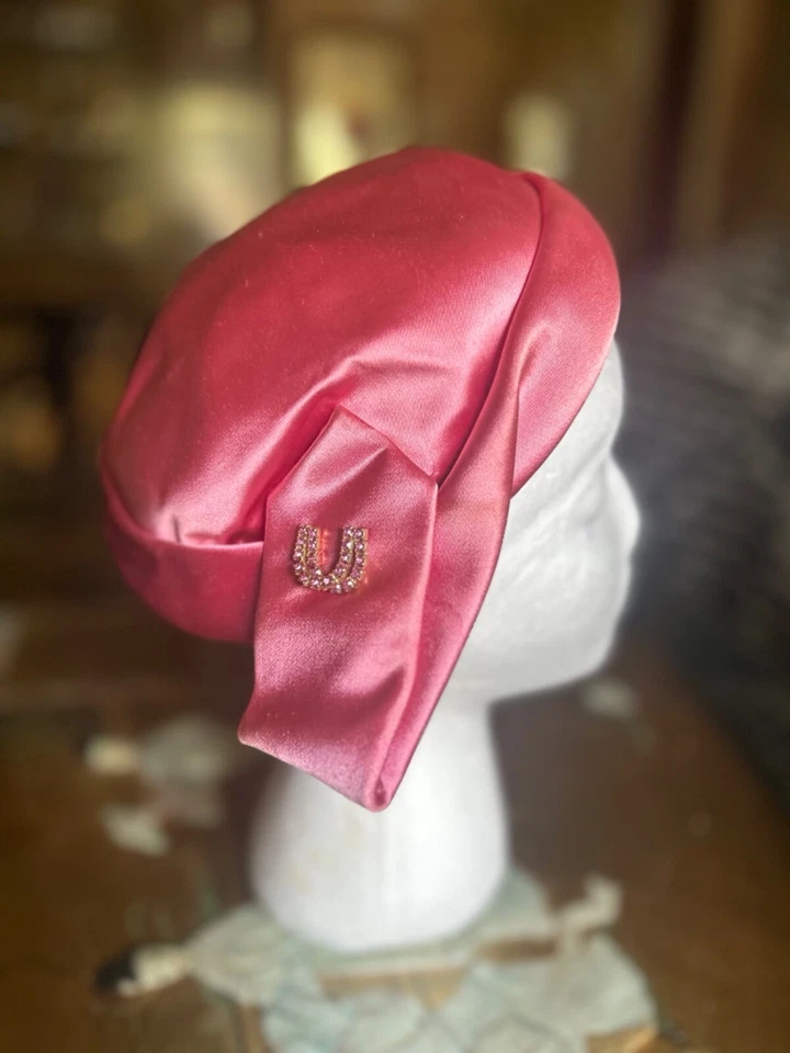 Caja de almohada de satén rosa Derby sombrero con estrás caballo zapato prendedor años 50 Hollywood Glam Foto 2 de 4