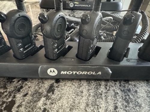 6 Motorola CLS1410 4 Channel 1 Watt UHF Two-Way Radio /Charger/Remote Speaker - Zdjęcie 4 z 5