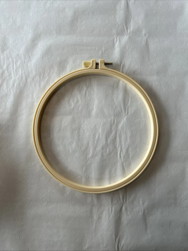 Set of 5 Wood Embroidery Hoops Various Sizes Unbranded - Image 3 of 4