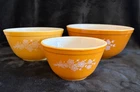 Set of 3 Vintage Pyrex Nesting Bowls "Butterfly Gold" #401, #402, #403 EUC!