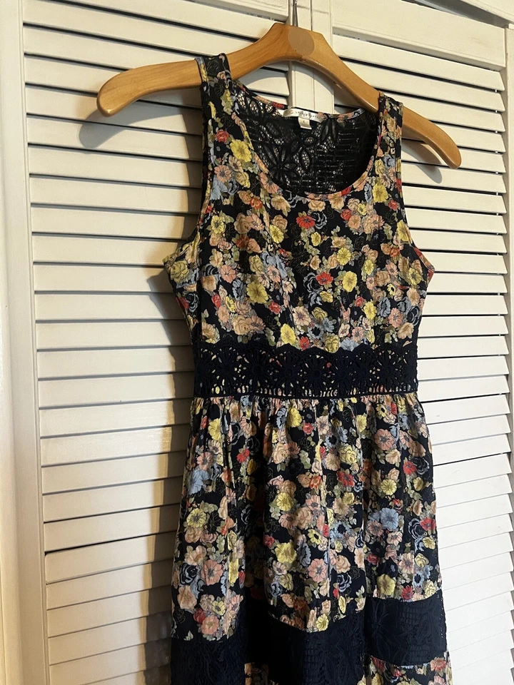 Vestido para mujer LAUREN CONRAD talla 4 sin mangas floral mini forrado ajuste y acampanado Foto 2 de 4