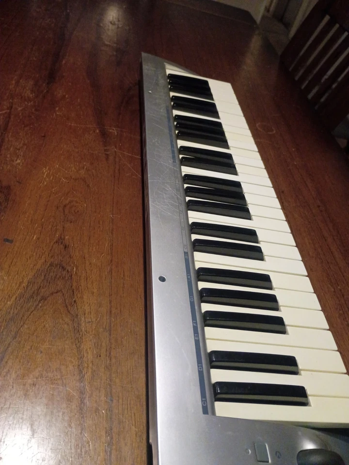 M-Audio KeyRig 49 (con todos los acordes + pedal Sustain) (arañado pero funciona muy bien!) Foto 2 de 4