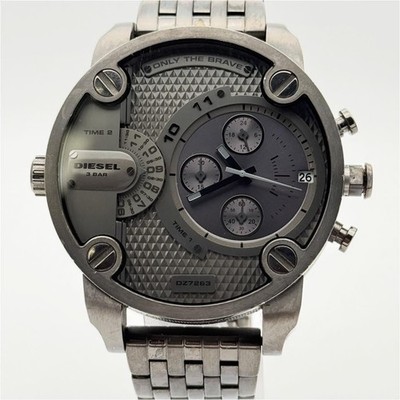 DIESEL DZ7263 Little Daddy Chronograph Quarz Herrenuhr Gunmetal 50mm in der Hand
