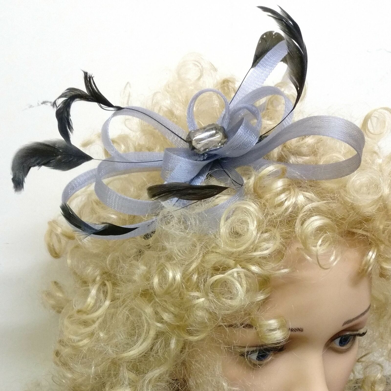 gesprek Luchtpost Flikkeren Grey and black fascinator with looped ribbon feathers and gem on alice hair  band | eBay