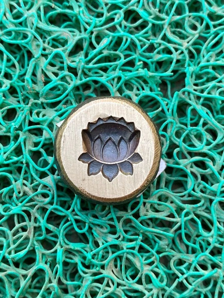 Hermoso molde de joyería con figura de loto tallado a mano de bronce de colección de colección troquel Foto 3 de 4