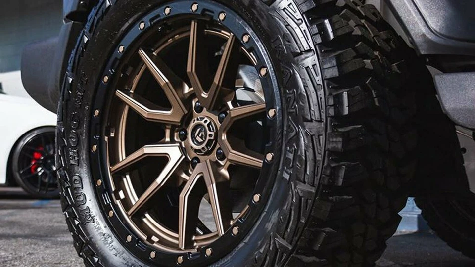 17 LLANTAS FUEL REBEL BRONCE 17X9 5 WRANGLER GLADIATOR D68117907550 1 5X127 Foto 4 de 4