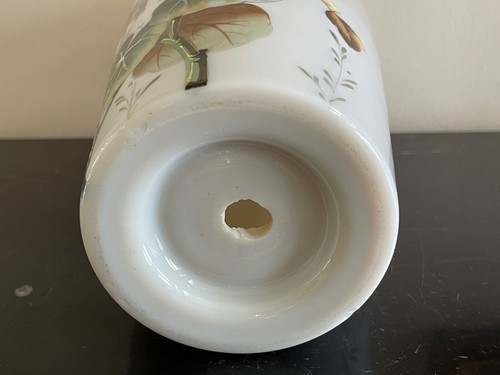 Jarrón de vidrio opalino de 13 1/4" de alto vintage pintado a mano en relieve - Imagen 10 de 12