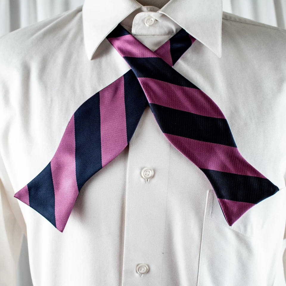 Gravata borboleta THE AMERICAN magenta rosa azul marinho listrada sortida 34"L x 2,5"W - Imagem 3 de 4