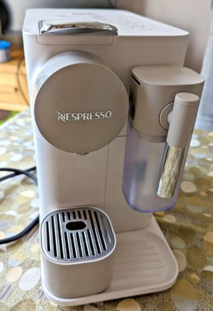De'Longhi Lattissima One EN500 Nespresso Coffee Machine 100 Pods Storage White