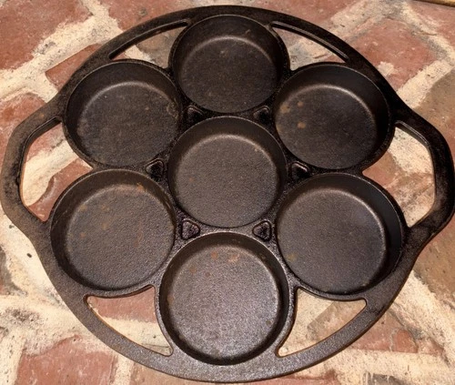 Vintage Cracker Barrel Lodge cast iron mini cake or biscuit pan Cupcake Muffin