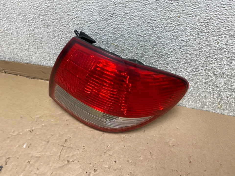 Luz trasera lateral del pasajero derecho Infiniti I35 2002 2003 2004 OEM U8535 DG Foto 2 de 4