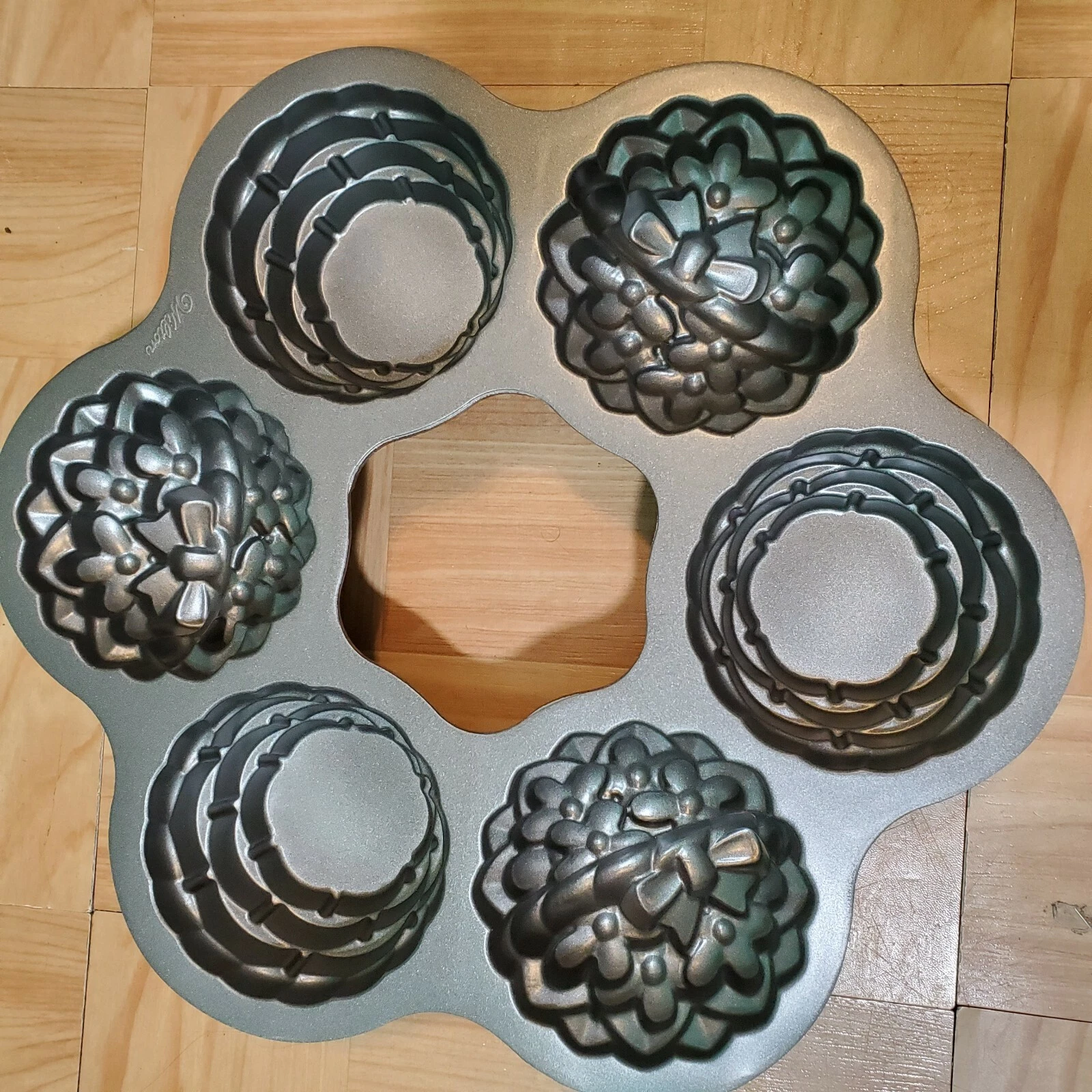 Wilton Mini Cup Cake Muffin Pan Oven 6 Flower Basket Bakeware Non Stick VTG Rare