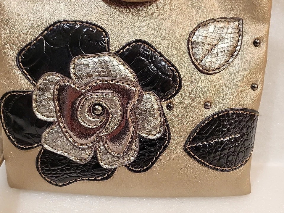 Cartera Bandolera Reliquia Taupe Metálica Flor Rosa Apliques Imitación Cuero Foto 2 de 4