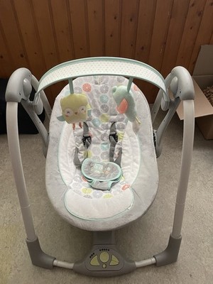 Ingenuity Baby-Schaukel elektrisch mit Spielbogen, Tiere, grau/mint