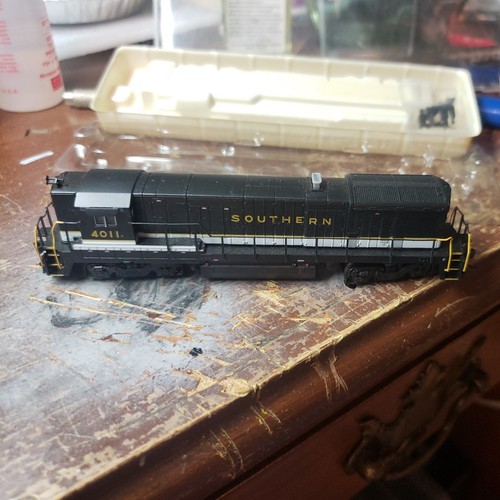 SOUTHERN B23-7 LOCOMOTIVE, ROAD #4011, ATLAS, ACCUMATE COUPLERS, HAVE A LQQK