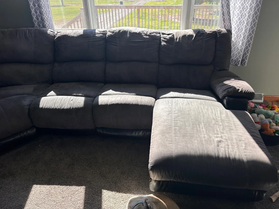 5 seat sectional with 2 recliners and a chaise lounger it is gray - Image 2 of 4
