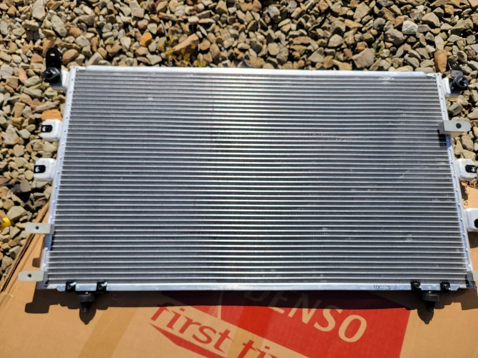 Condensador de aire acondicionado Denso 477-0503 2001-2007 Toyota Sequoia 4,7 L V8 2002 2003 2004 2006 Foto 4 de 4