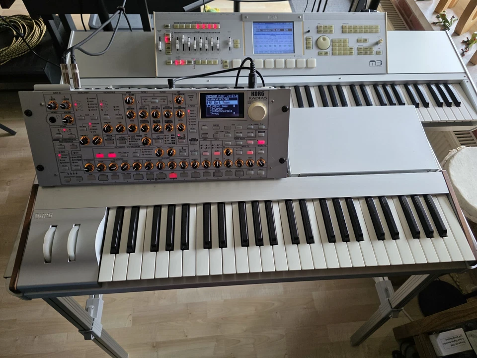 KORG Radias Synthesizer / Vocoder mit Original Ständer (Alu/Chrom) TOP Zustand