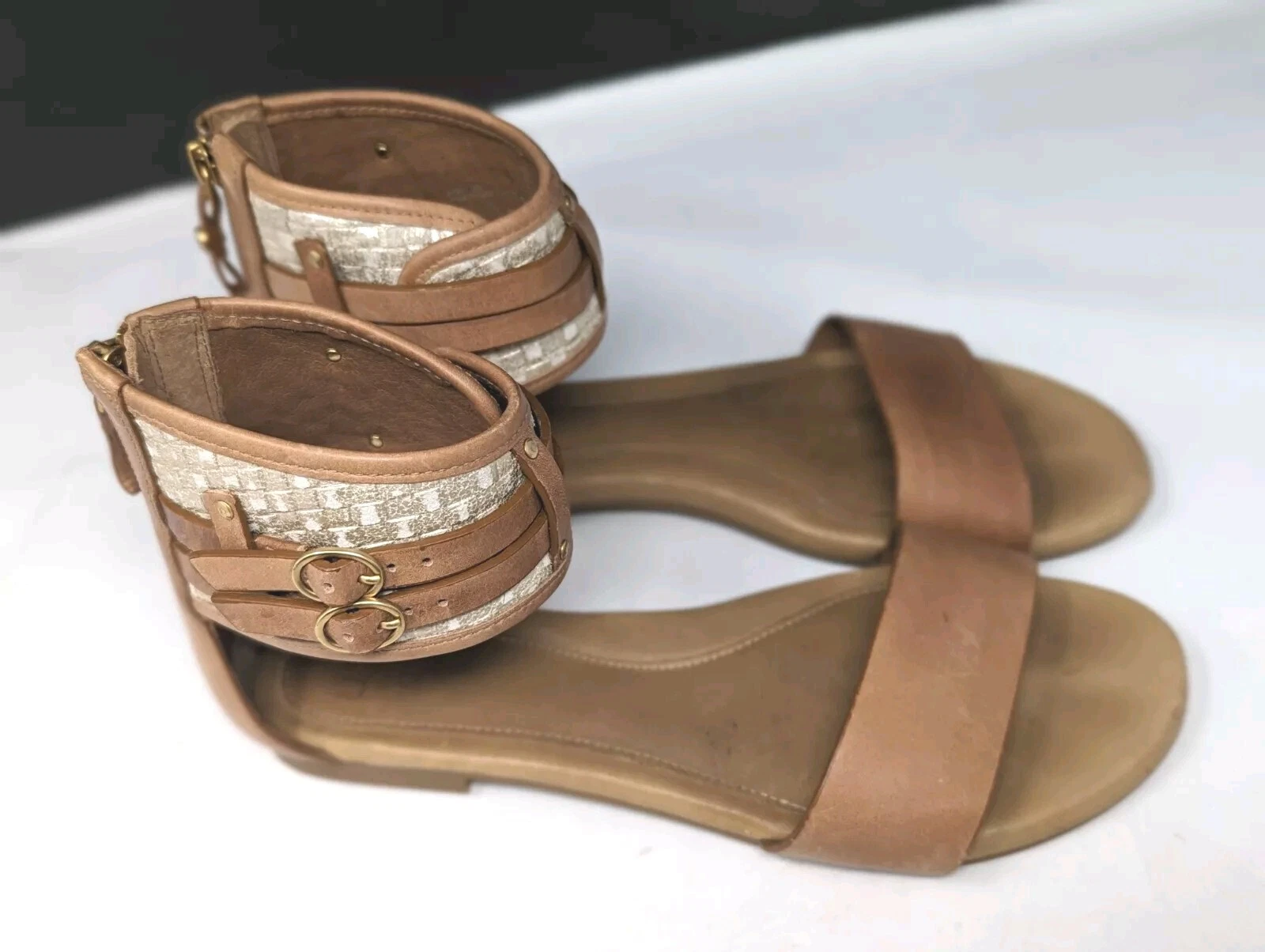 Sandali UGG Australia Savana Cesto Metallico In Pelle Cinturino alla Caviglia Castagno W 7 5