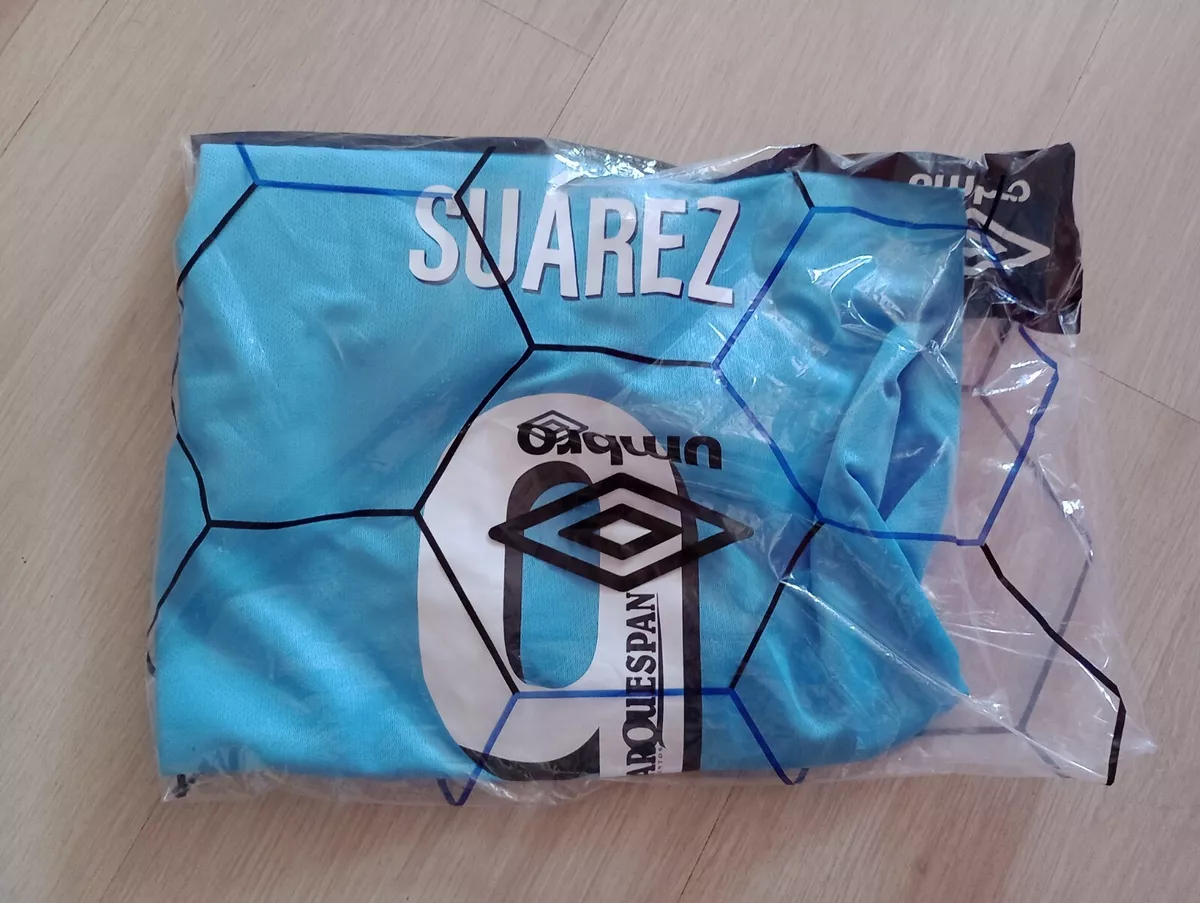 Umbro se posiciona sobre desabastecimento de camisas de Suárez no Grêmio