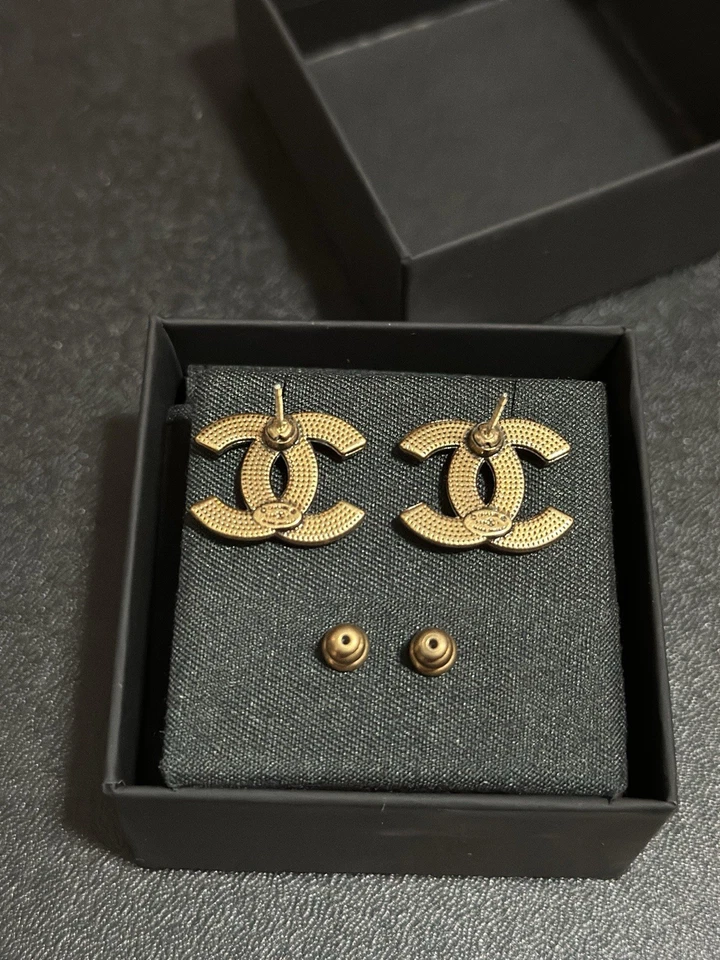 Pendientes CHANEL Resina Blanca Oro Pálido Marca Coco Turnlock Foto 3 de 4