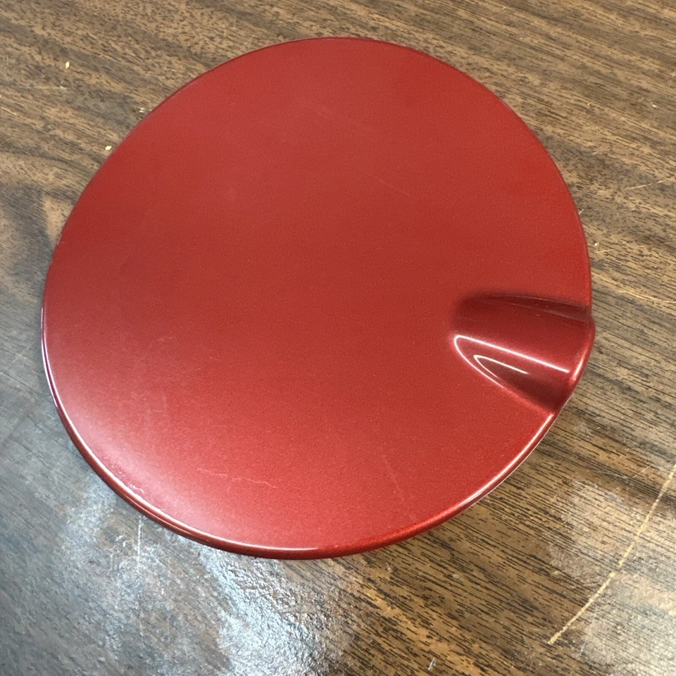 Chevy Sonic 2012-2024 puerta de combustible puerta de gas tapa de gas cubierta roja metálica OEM 95483706 Foto 4 de 4