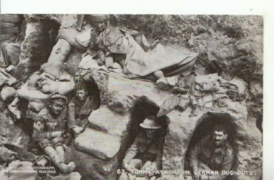 Militärpostkarte - Tommy zu Hause in deutschen Eingrabungen - Ref 10978A