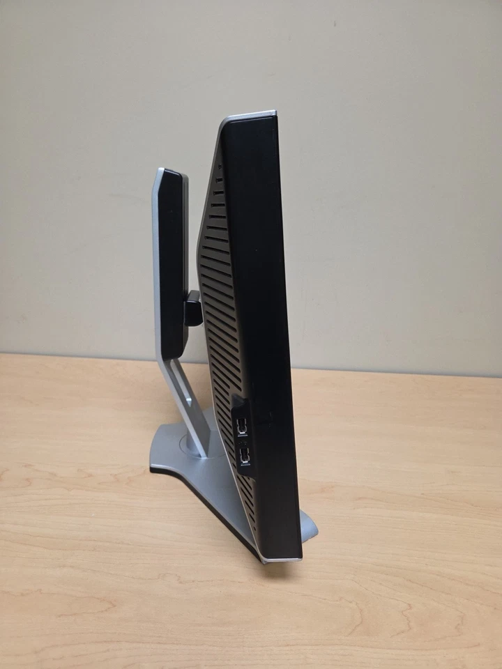 Dell 2007FPb 20" LCD Monitor 1600x1200 DVI VGA S-Video Composite w/Stand - PARTS - Image 3 of 4