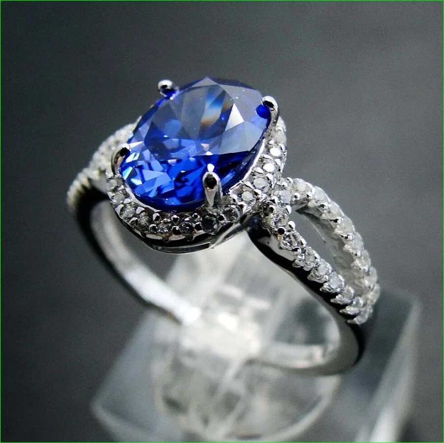 Alianza de compromiso con halo de tanzanita azul corte ovalado de 2 quilates acabado en oro blanco de 14 quilates Foto 4 de 4