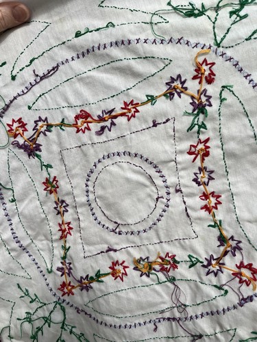 Trapunta vintage top ricamata a mano floreale cotone viola Calico 66x96" anni 80 - Foto 10 di 13
