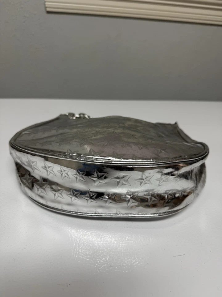 Б/у серебряная полиуретановая сумочка 10x5 с акцентом на цепочку ремень застежка-молния отличное состояние - Изображение 3 из 4