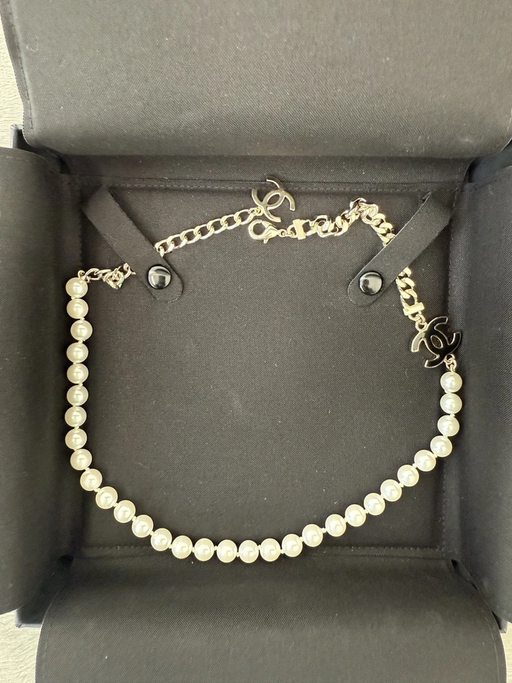 Collar Chocker Chanel 24S Negro Logo CC Blanco Perlas Resina Metal Dorado Foto 3 de 4