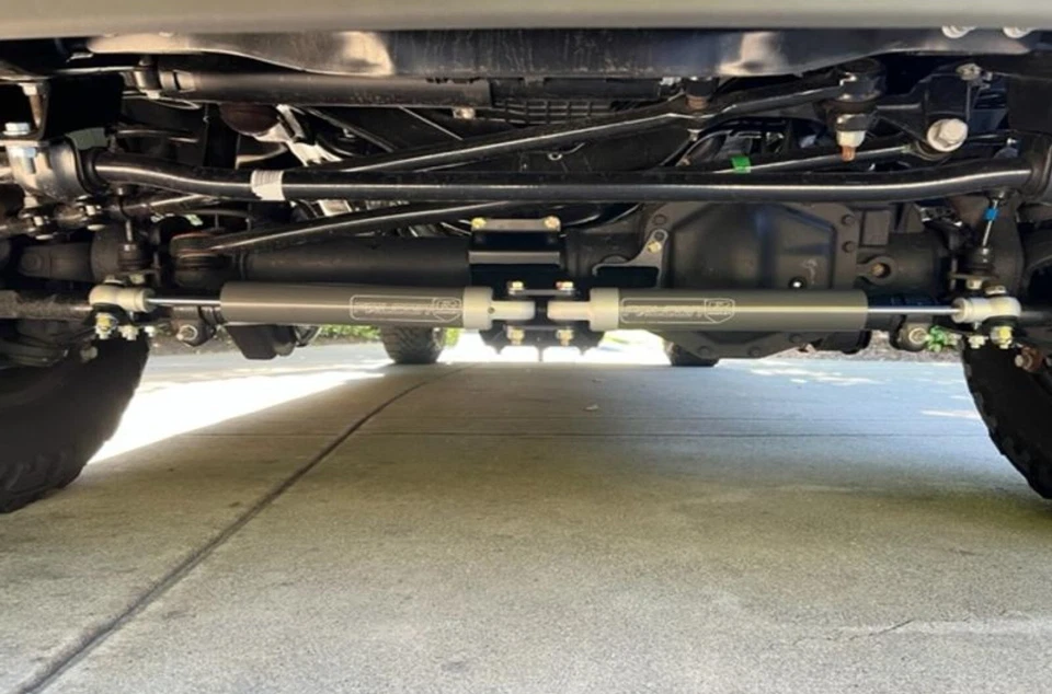 Amortiguadores estabilizadores de dirección doble ReadyLIFT 77-23200 para Ford F250 F350 11-25 4x4 Foto 2 de 4