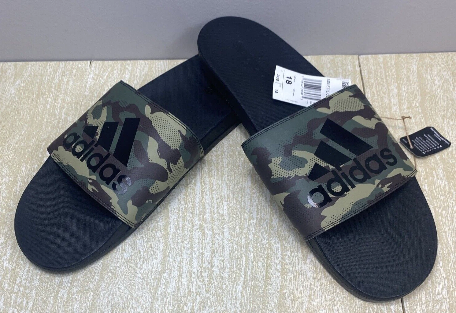 Sandali da uomo Adidas Adilette comodi slide mimetici nuovi con etichetta taglia 18