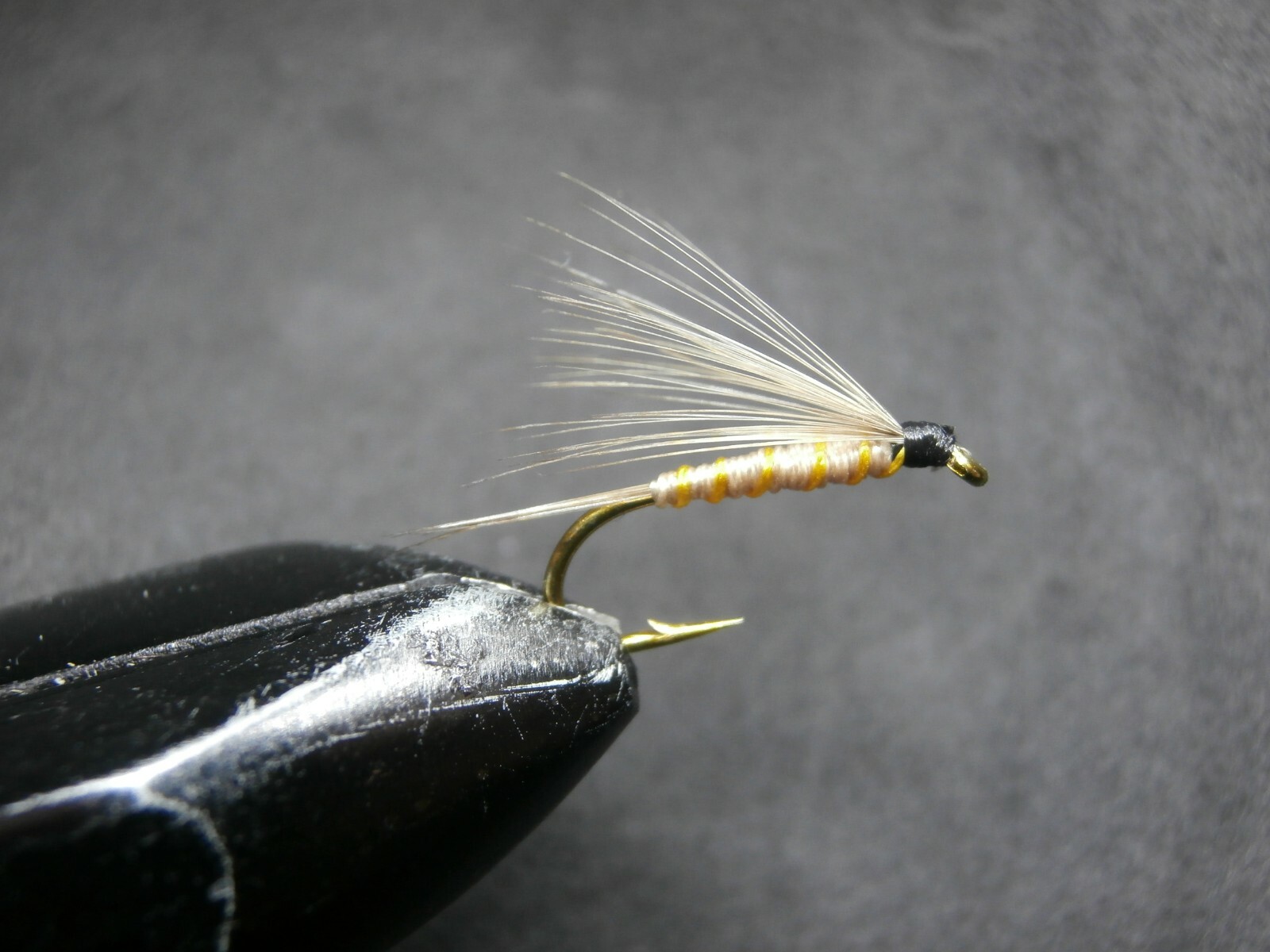 3 AHOGADAS COLOR CARNE CON BRINCA AMARILLA PARA PESCA A MOSCA-(AHO-17)