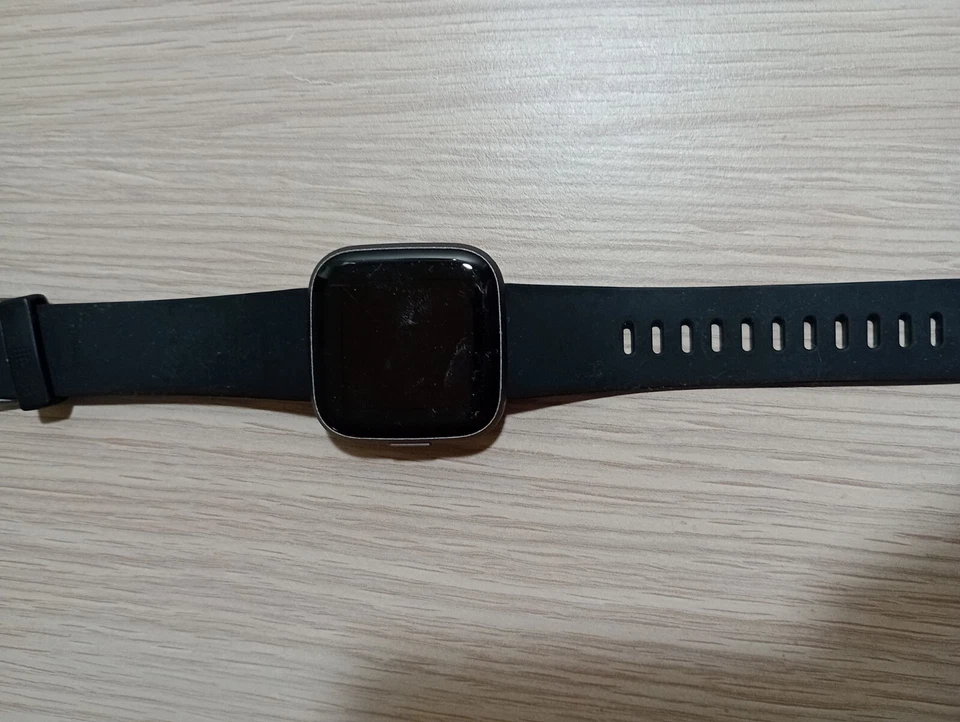 Smartwatch Fitbit Versa 2 - nuovo,ottime condizioni, mai usato - Immagine 4 di 4