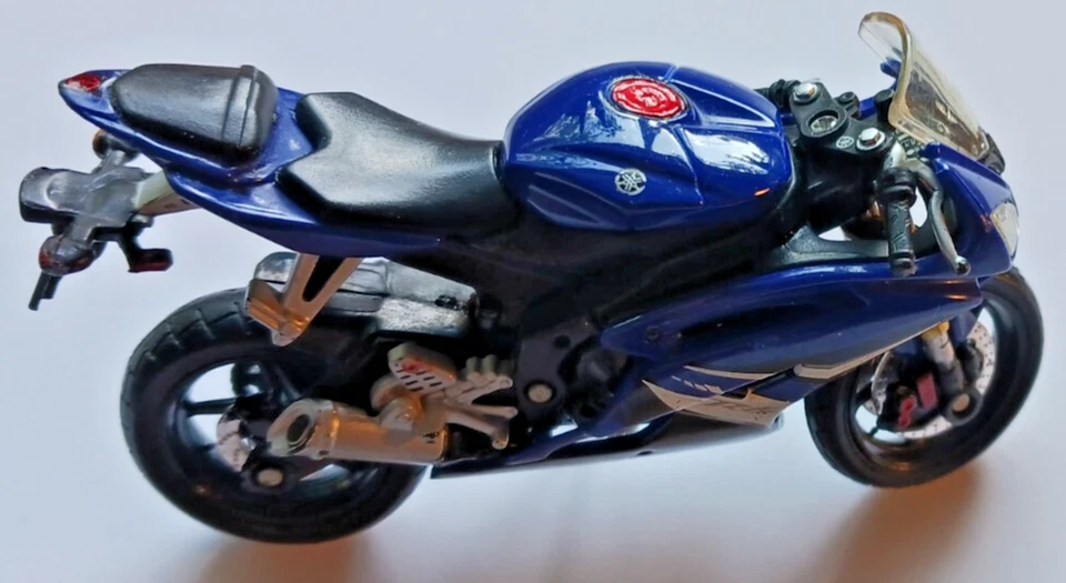 Yamaha YZF-R6 Motorcycle 1:18 Scale Die Cast & Plastic Sport Bike by Maisto RARE - Image 2 of 4
