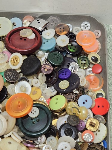 Old Buttons Lot Mixed Colors Sizes 1LB 12OZ - 第 9/9 張圖片
