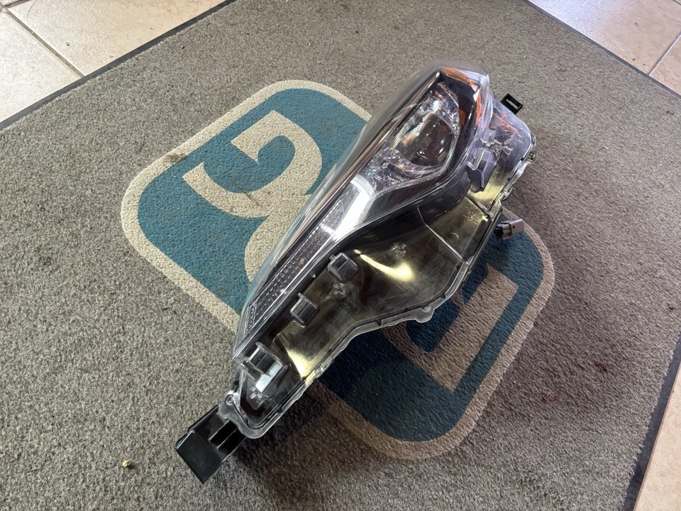 Faro LED único izquierdo izquierdo lado del conductor Toyota Corolla 2017-2019 OEM Foto 2 de 4