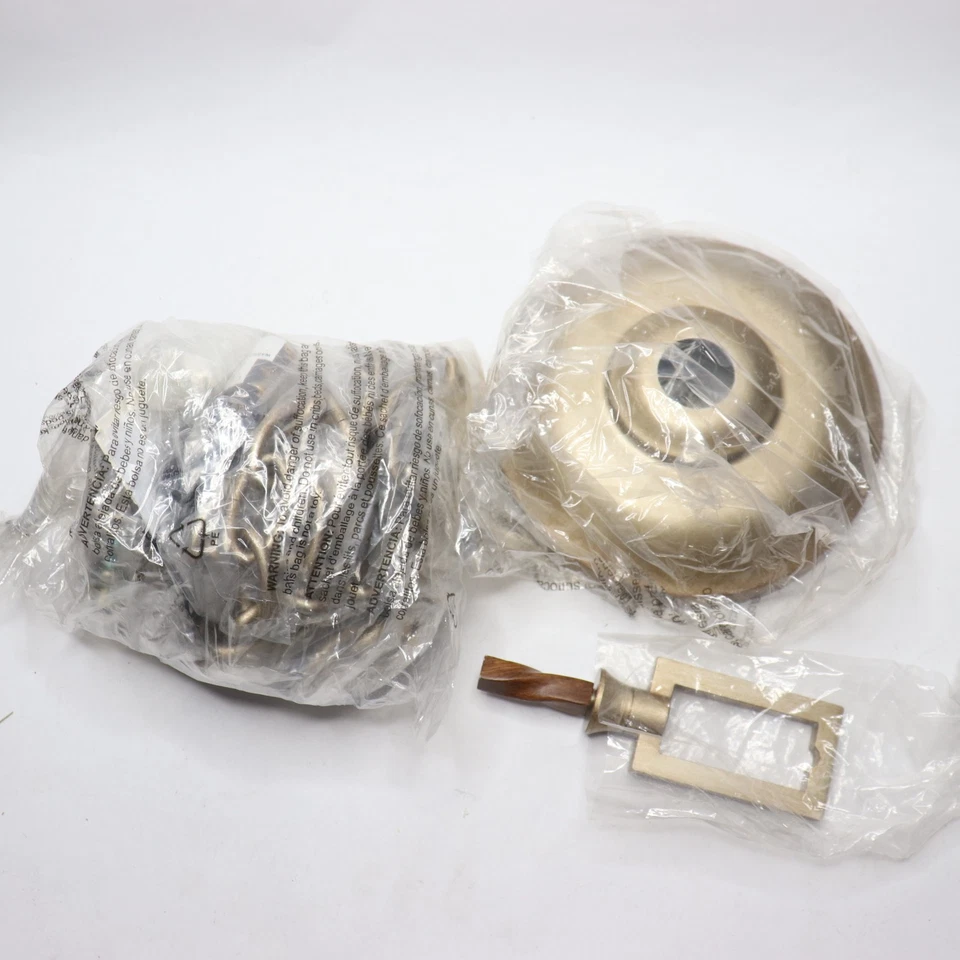 Lámpara de araña Metropolitan Magnolia Manor 4 luces 240 vatios totales oro pálido Foto 3 de 4