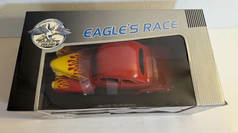 MODELO FUNDIDO UNIVERSAL HOBBIES EAGLE'S RACE 1940 FORD DELUXE COUPE ESCALA 1/18 - Imagem 4 de 4