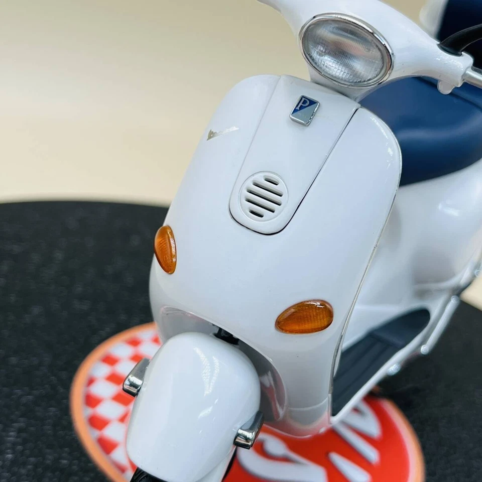 AUTOart 1/12 VESPA ET4 150 White Piaggio C.s.p.a. Motor Cycle 12511 diecast Auto - Image 3 of 4